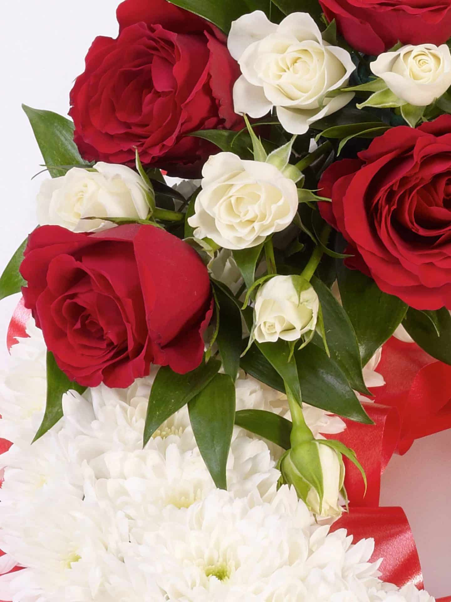 Traditional Wreath White And Red 1